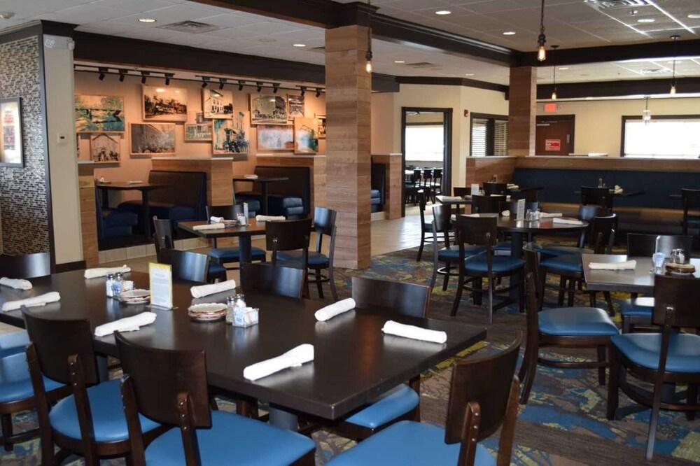 Holiday Inn & Conference Center Marshfield by IHG photo 11