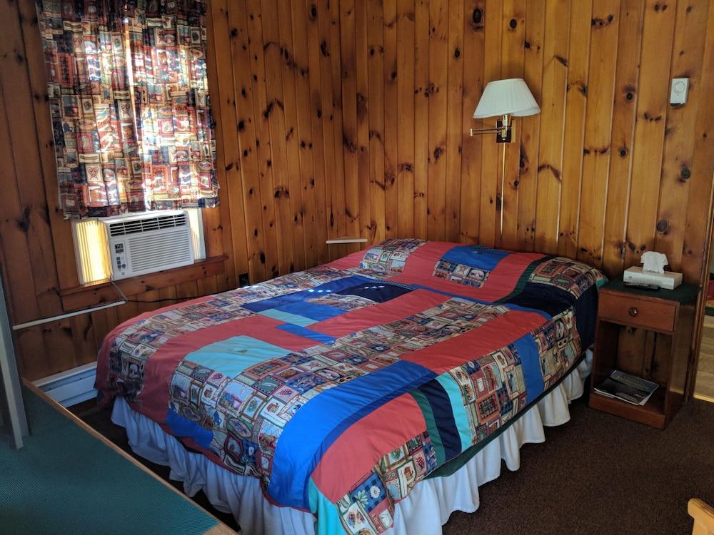 Pine Tree Motel & Cabins photo 9