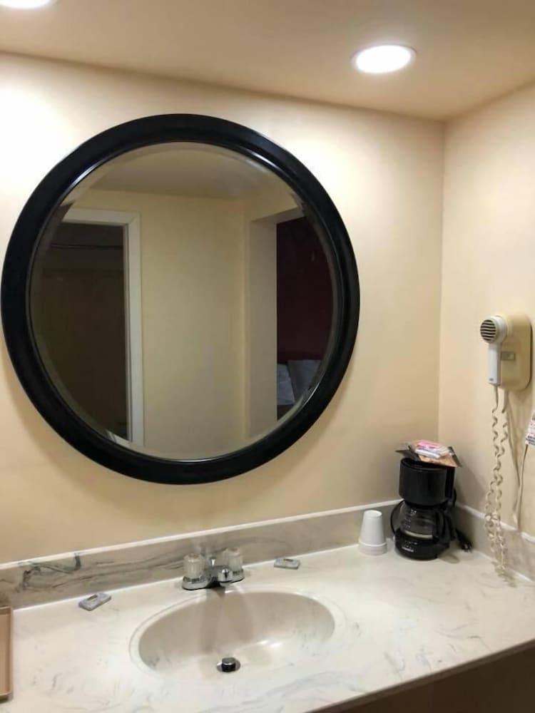 Scottish Inn & Suites photo 36