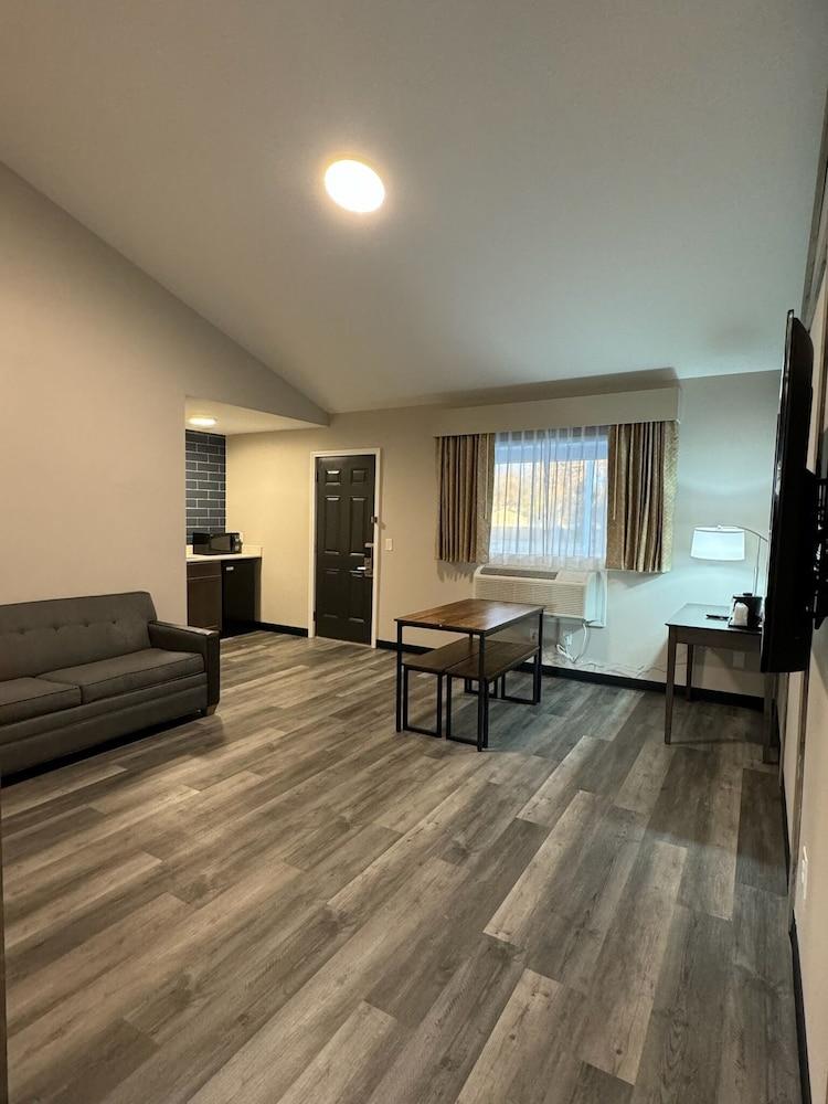 Days Inn & Suites by Wyndham Port Huron photo 20