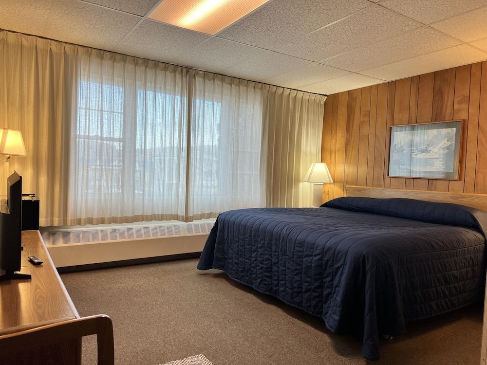The Shoreline Inn photo 3