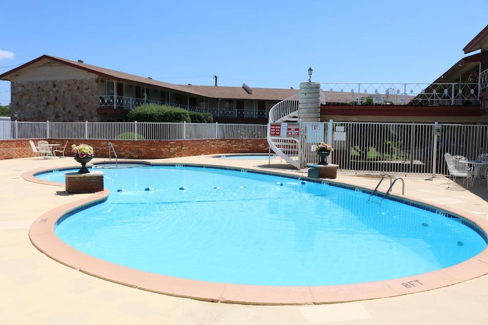 Friendship Inn photo 2