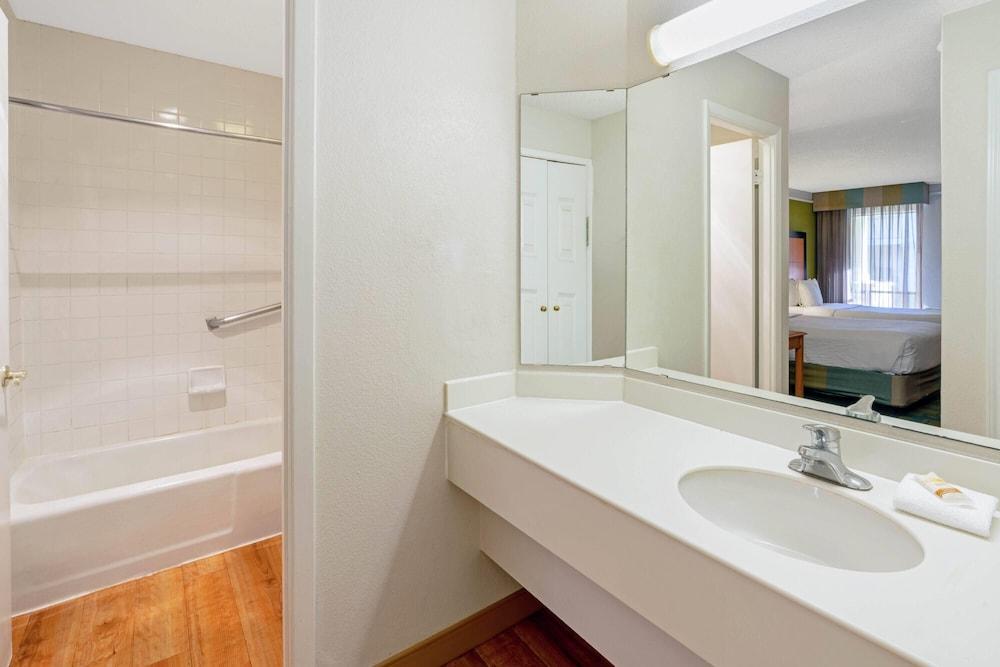 Travelodge by Wyndham Phoenix North photo 19
