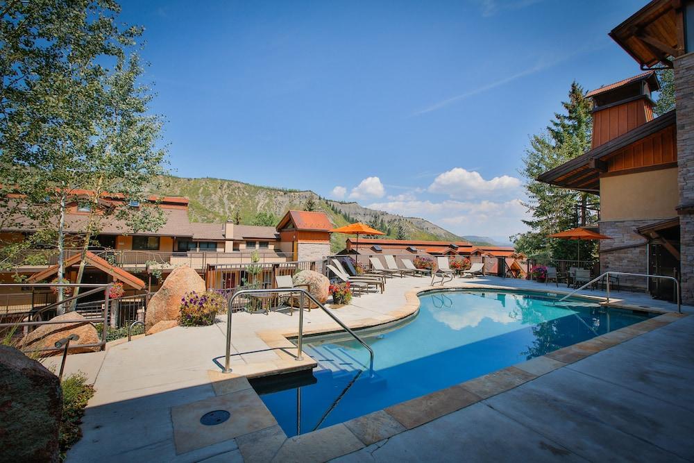The Crestwood Condominiums photo 82