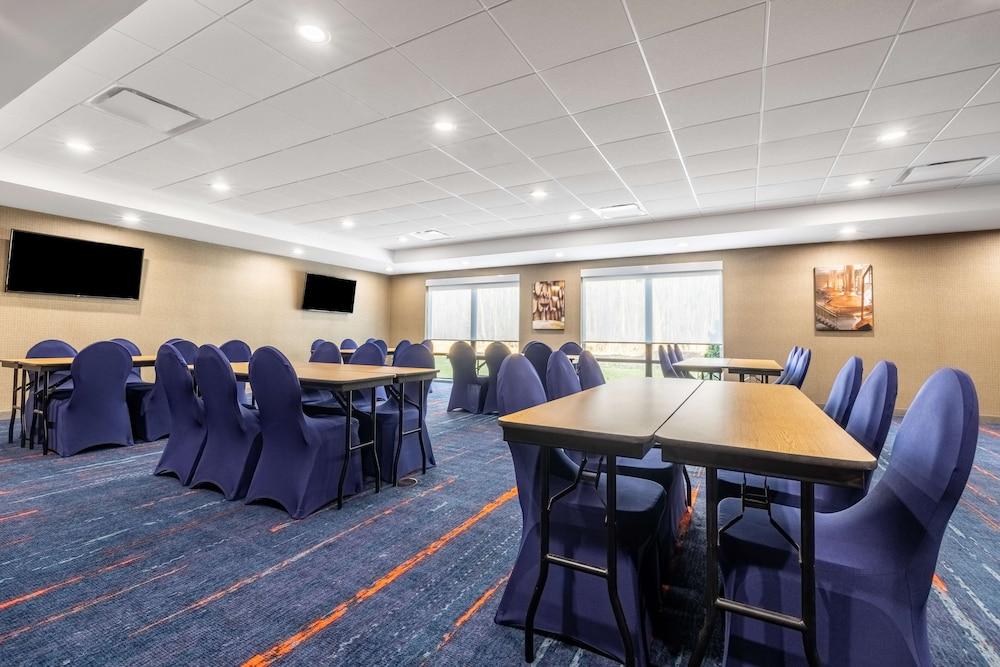 Hampton Inn & Suites Benton Harbor photo 39