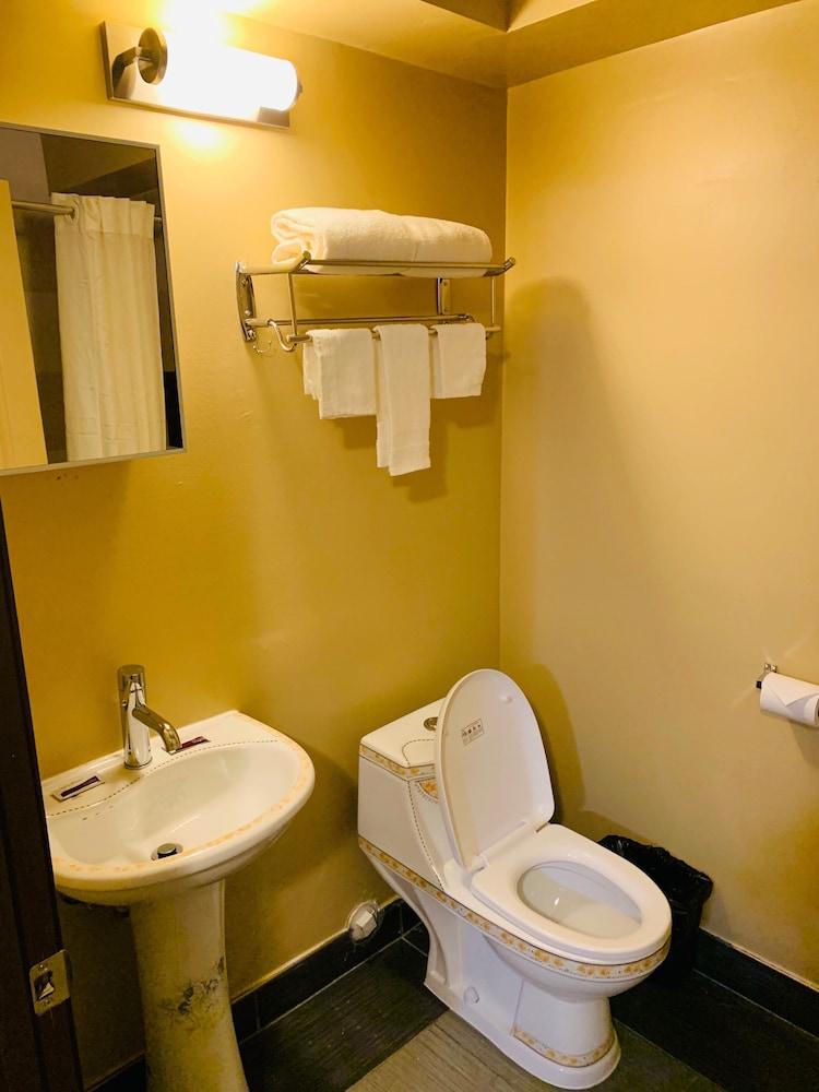 Motor City Inn & Suites photo 16