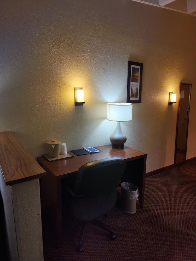 Comfort Inn & Suites Madison - Airport photo 28