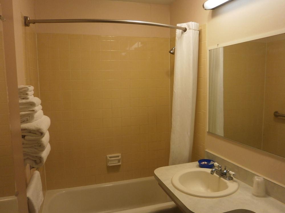 Richmond Inn & Suites photo 19