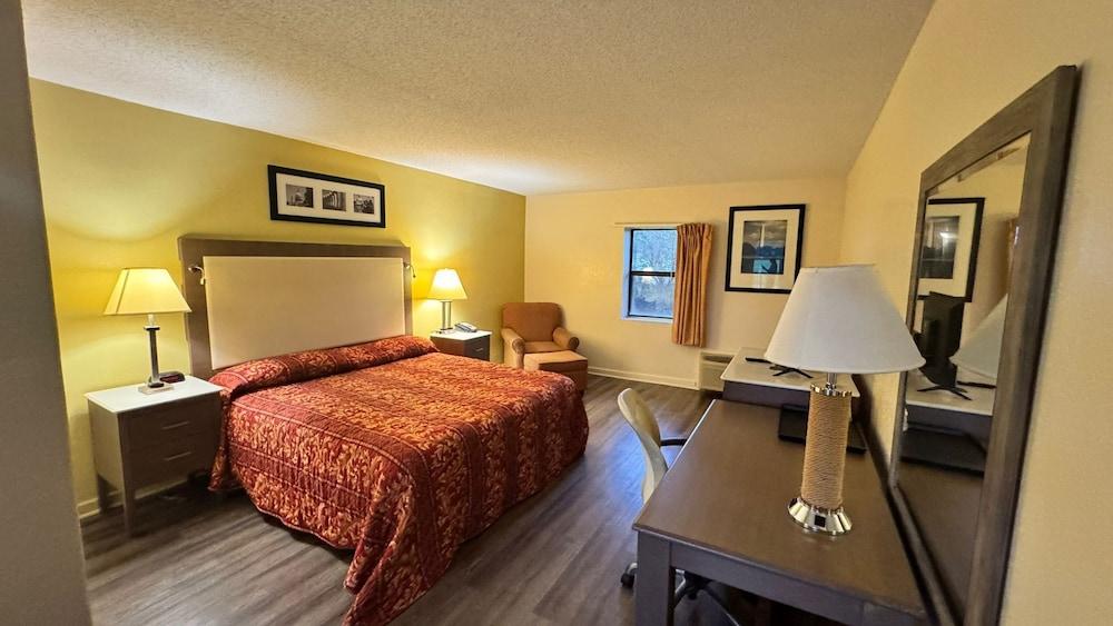 COUNTRY HOST INN photo 3