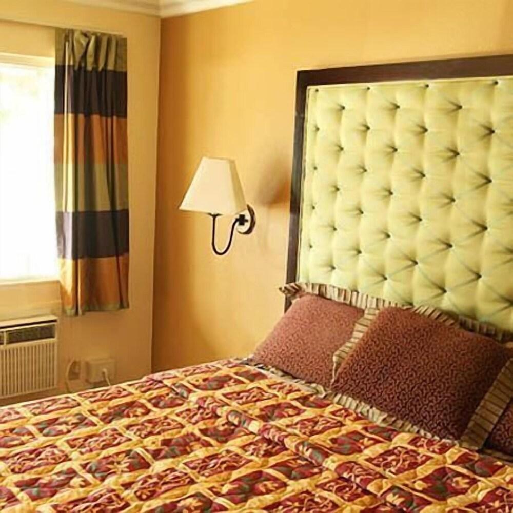 Lamplighter Motel photo 13