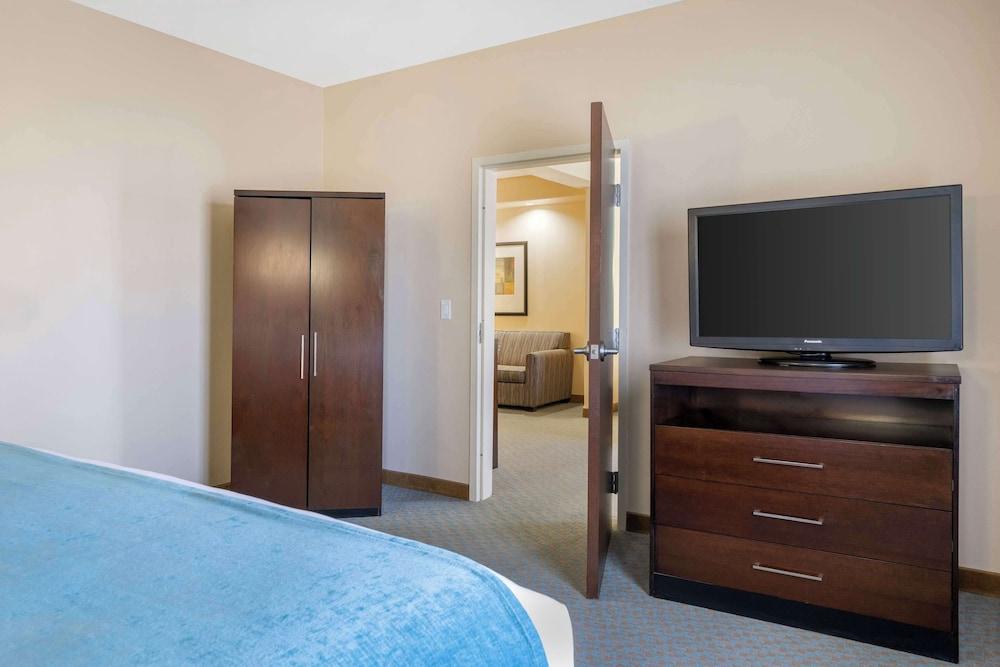 Best Western Plus Midland Suites photo 26