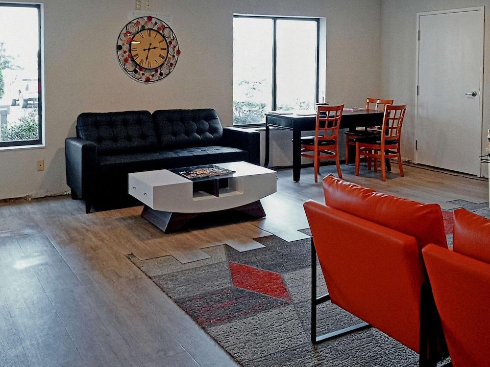 Clarion Pointe Evansville North photo 14