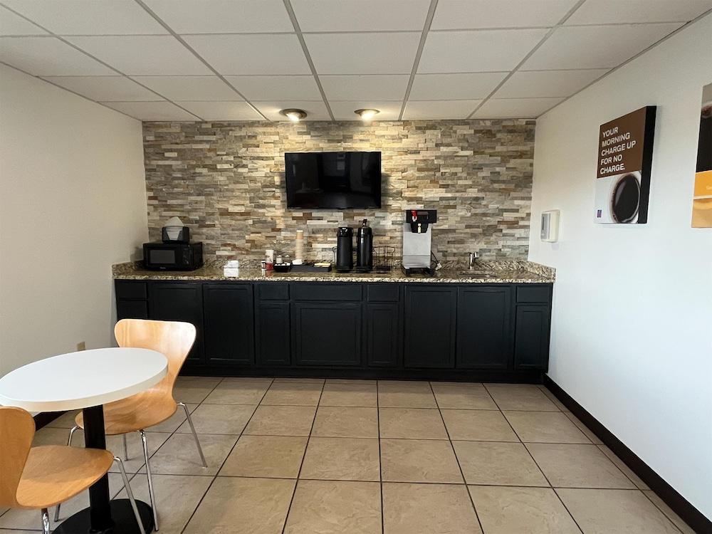 Studio 6 Suites Urbana, IL photo 2