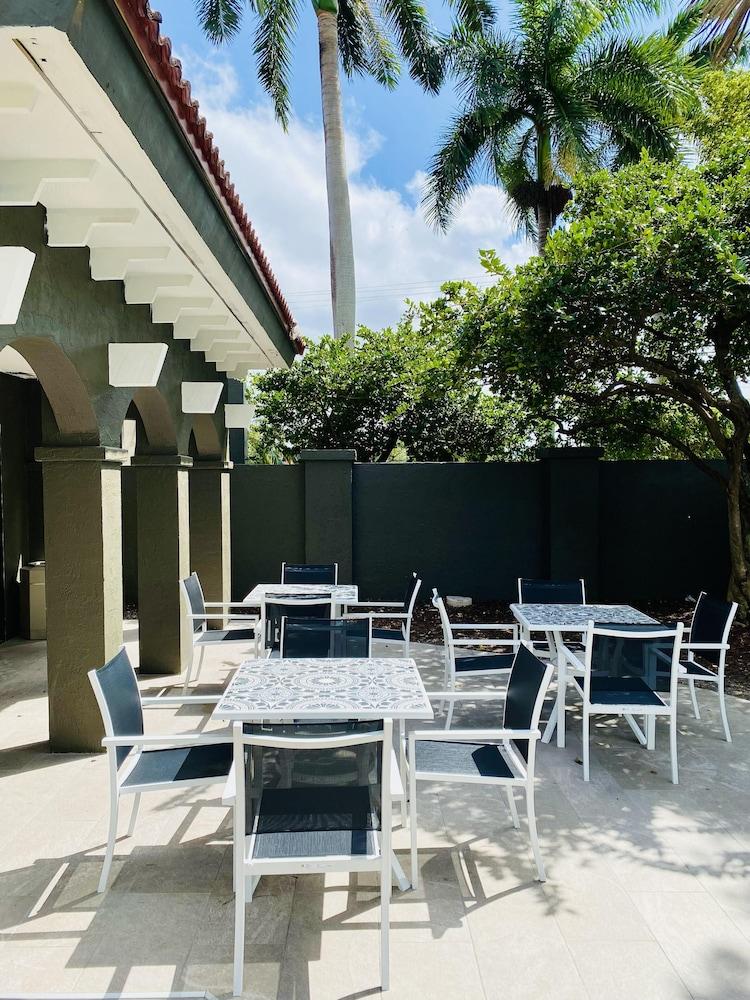 La Quinta Inn & Suites by Wyndham Ft Lauderdale Cypress Cr photo 37