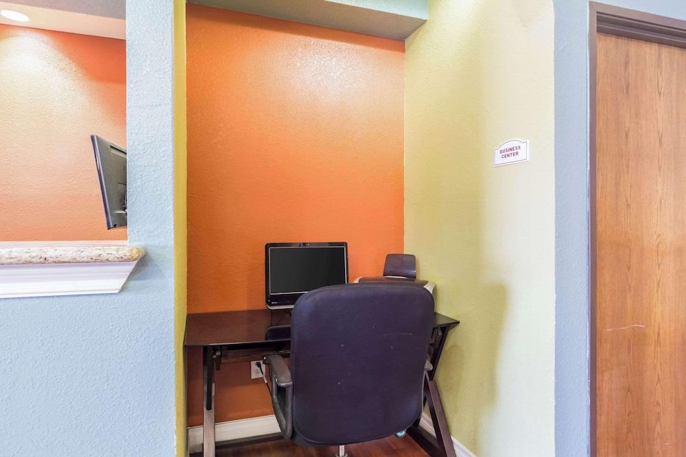 Suburban Studios Beaumont photo 3