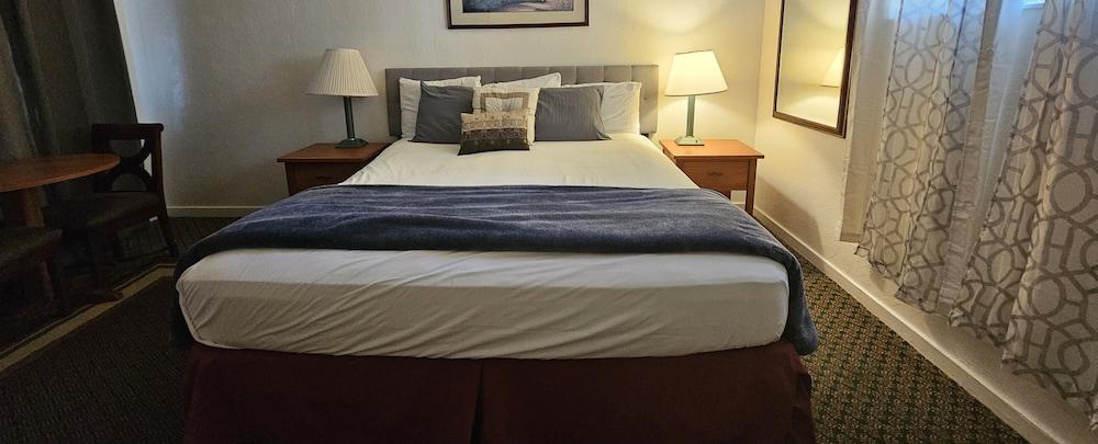Cedar Lodge Motel photo 59