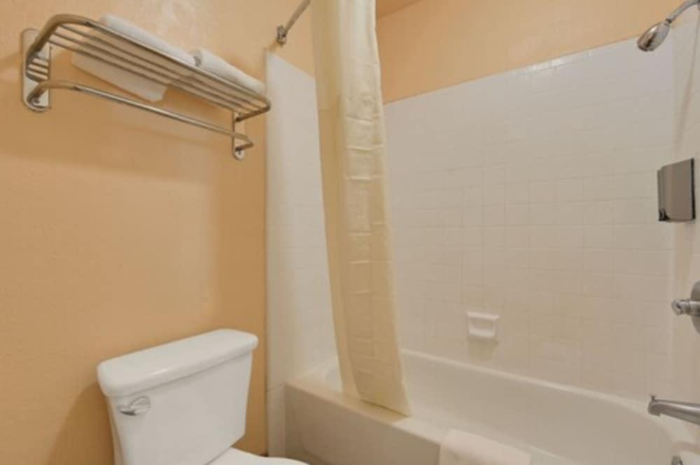 America's Deluxe Inn photo 28