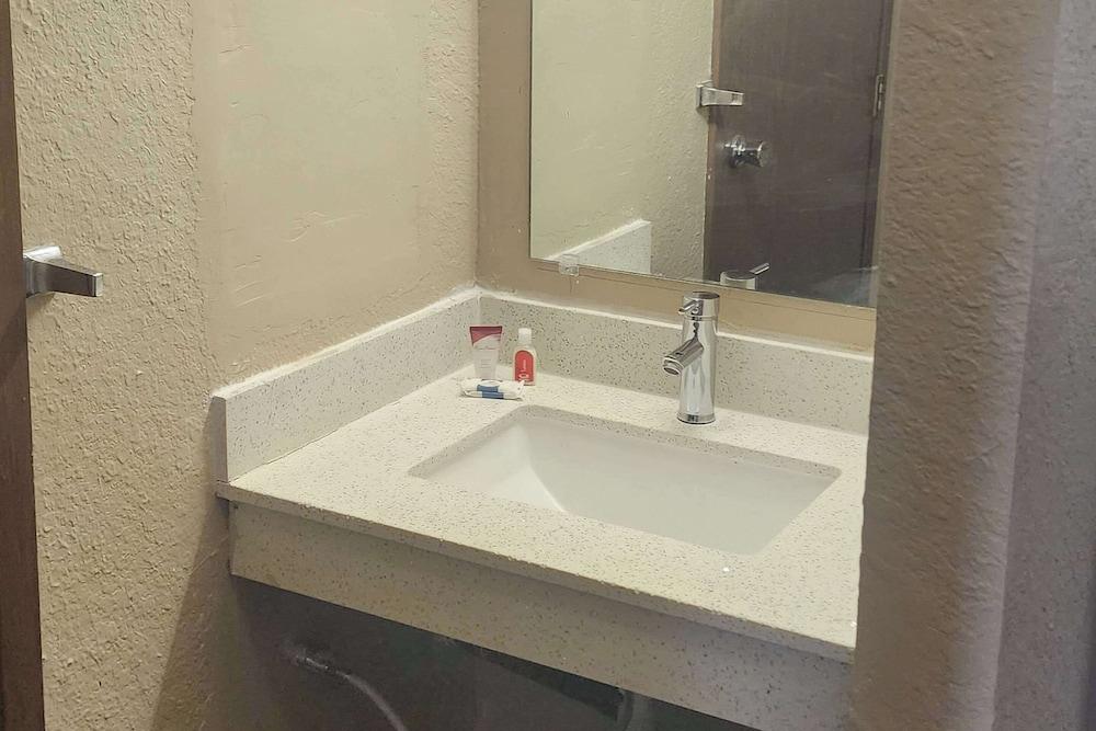 Motel 6 Concordia, MO photo 25