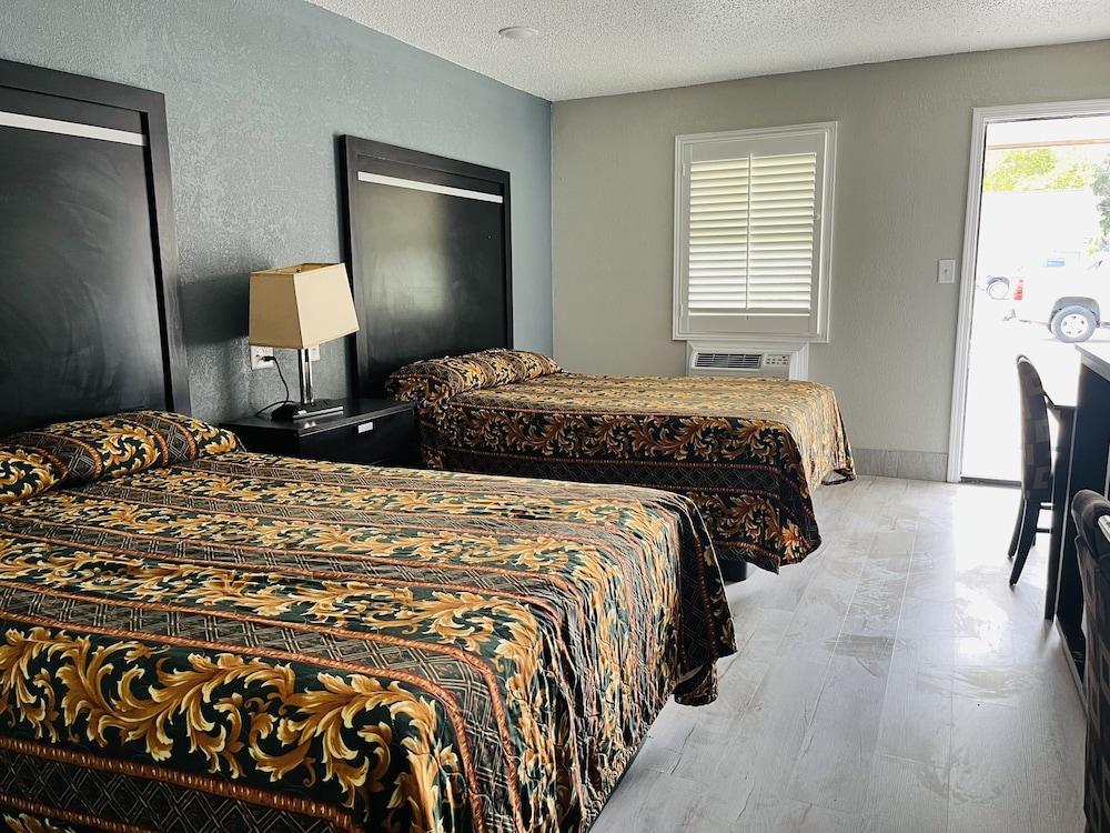 Town House Motel photo 2