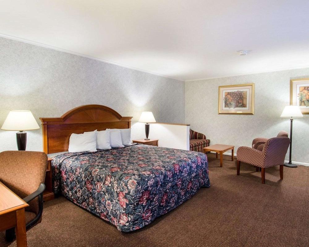Econo Lodge Inn & Suites photo 30