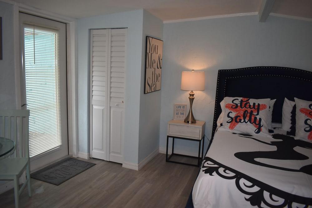 Neptune's Grotto Waterfront Retreat photo 3