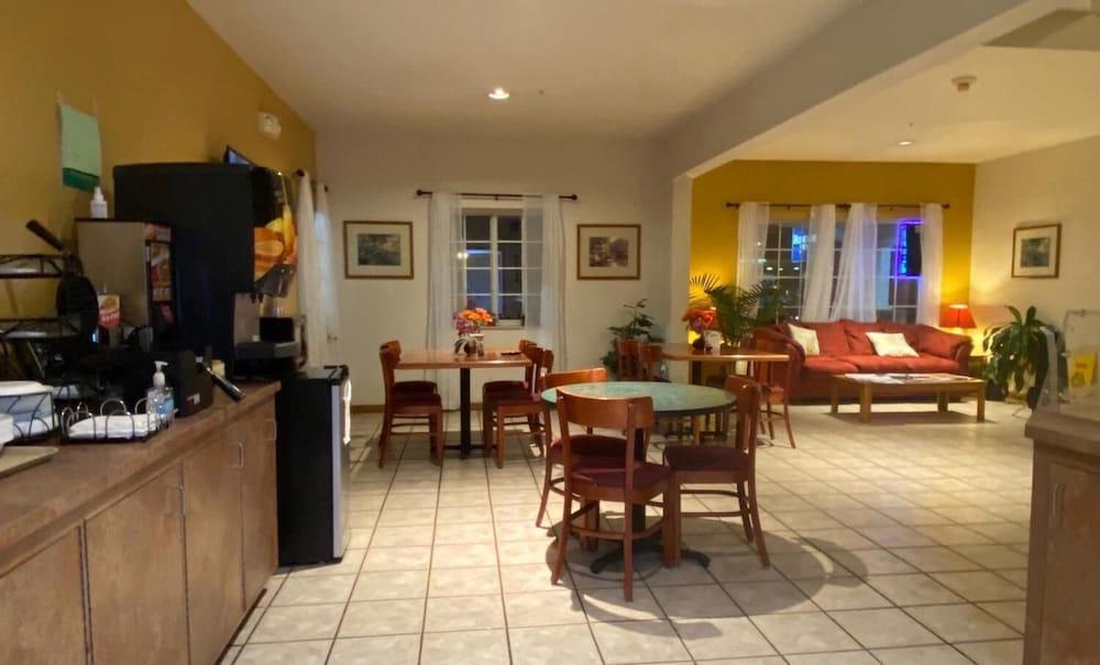 Rodeway Inn Salina North photo 3