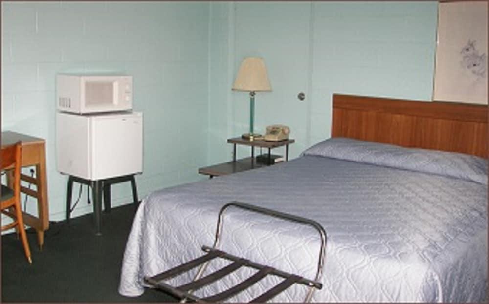 Holiday Host Motel photo 8