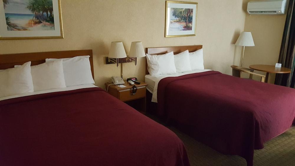 Econo Lodge Tampa near Busch Gardens photo 32