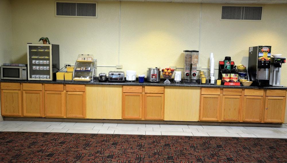 Columbus Grand Hotel & Banquet Center photo 18