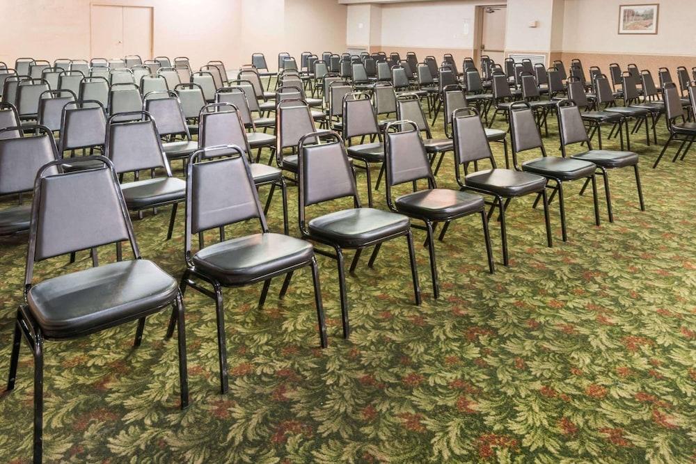 Columbus Grand Hotel & Banquet Center photo 33