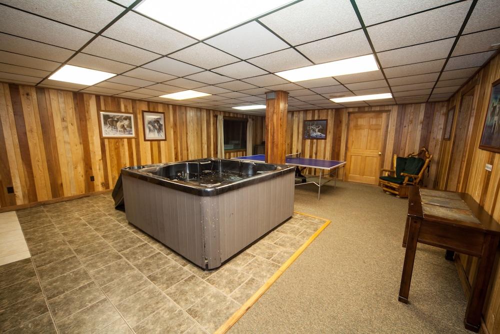 Log Cabin Lodge & Suites photo 58