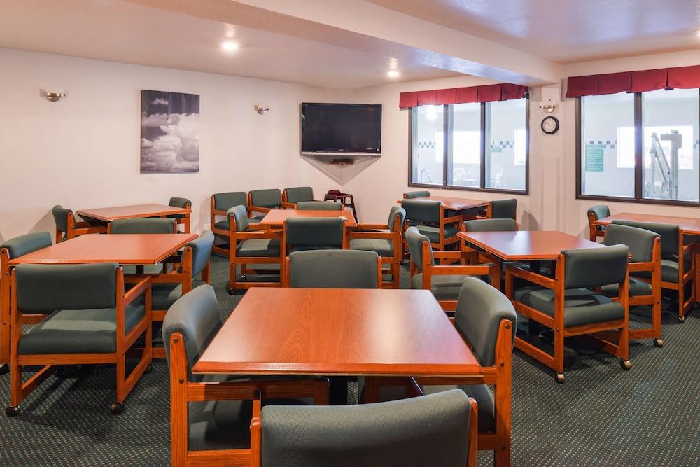 Travelodge Suites by Wyndham Newberg photo 48