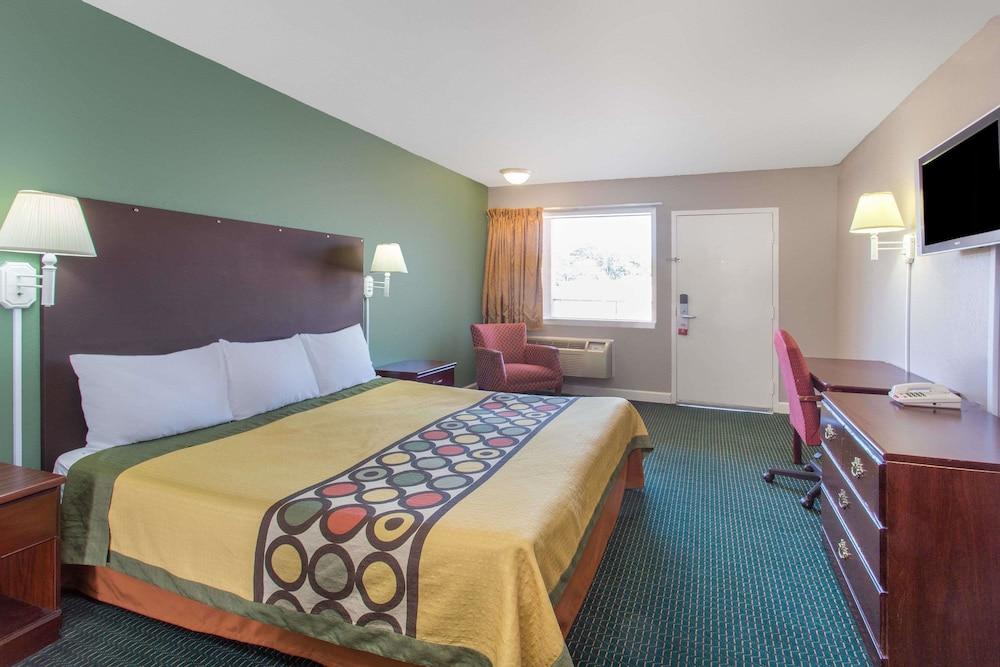 Super 8 by Wyndham Durham/University Area NC photo 5