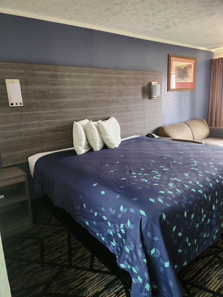 Americas Best Value Inn Forest photo 10