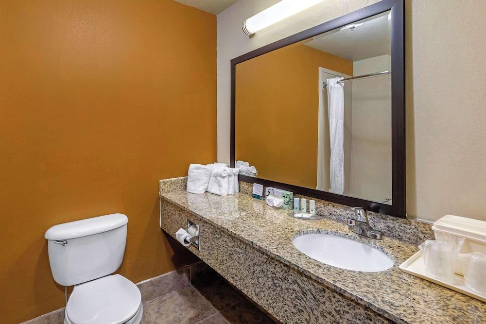 Quality Suites Addison - Dallas photo 41