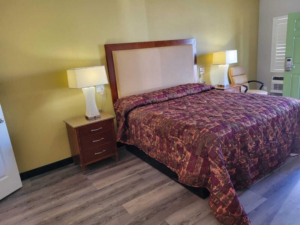 Stadium Inn & Spas photo 14