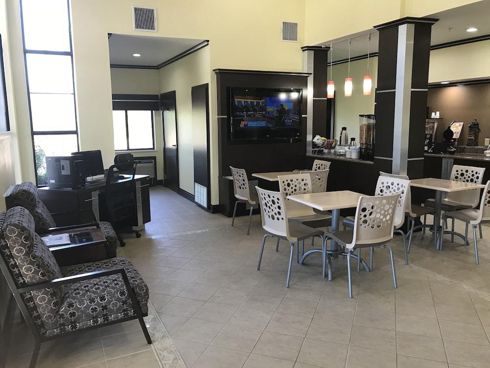 Super 8 by Wyndham Fairfield Tx photo 2