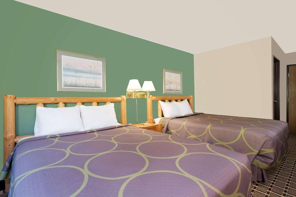 Super 8 by Wyndham Cloquet photo 11