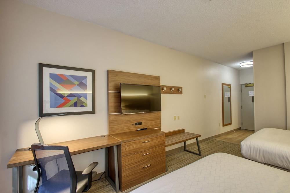 Holiday Inn Express Hotel & Suites Oshkosh by IHG photo 30