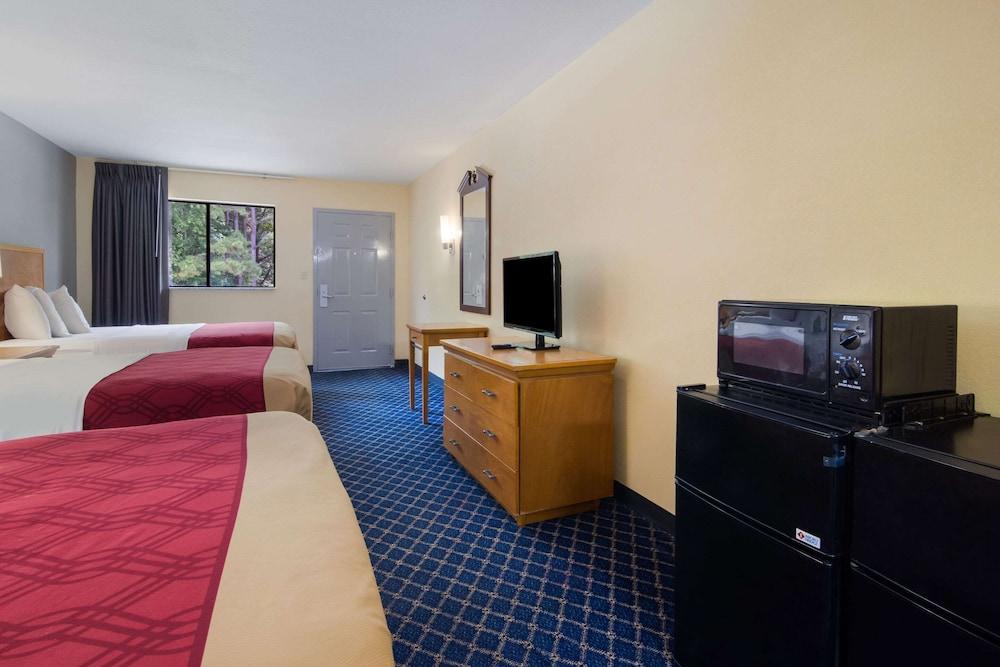 Econo Lodge Battleboro - Rocky Mount I-95 photo 16