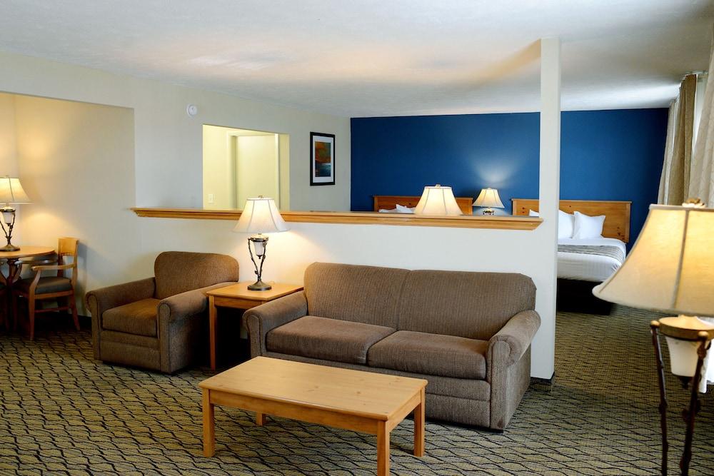 Baymont by Wyndham St. Ignace Lakefront photo 4