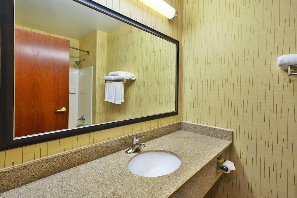 Holiday Inn Express Hotel & Suites Belleville by IHG photo 31