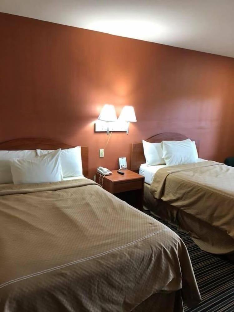 Scottish Inn & Suites photo 20