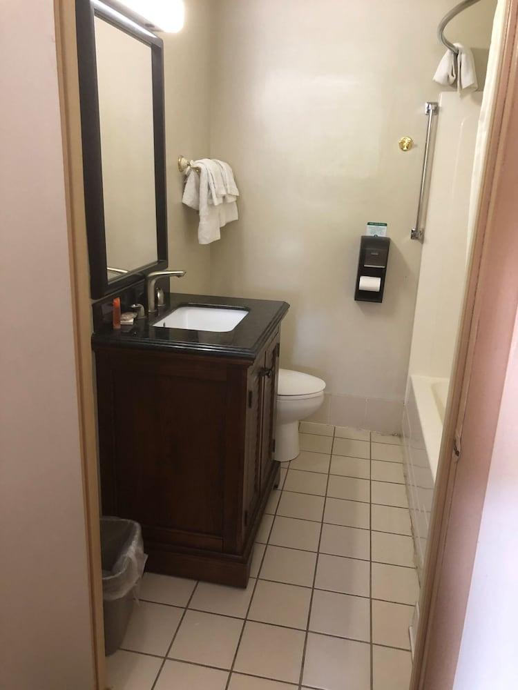 Rodeway Inn photo 32