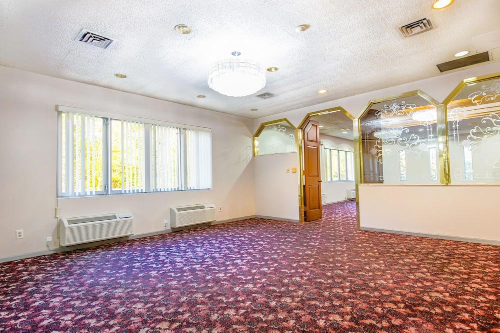 Americas Best Value Inn Moline photo 25