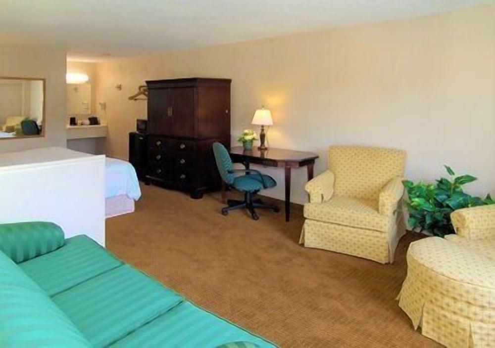 Econo Lodge Inn & Suites Columbus near Fort Benning photo 33