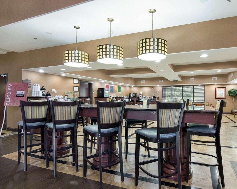 Comfort Suites Topeka Northwest photo 32