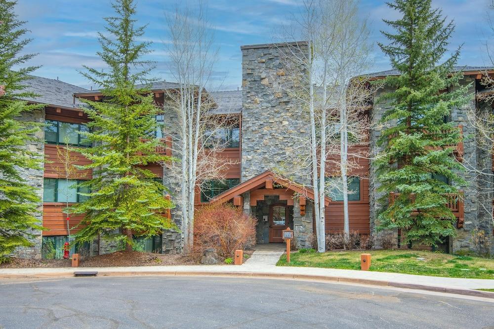 Hummingbird by Elevation Accommodations — hotel in Avon