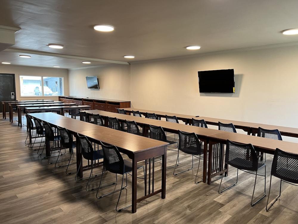 Days Inn & Suites by Wyndham Port Huron photo 37