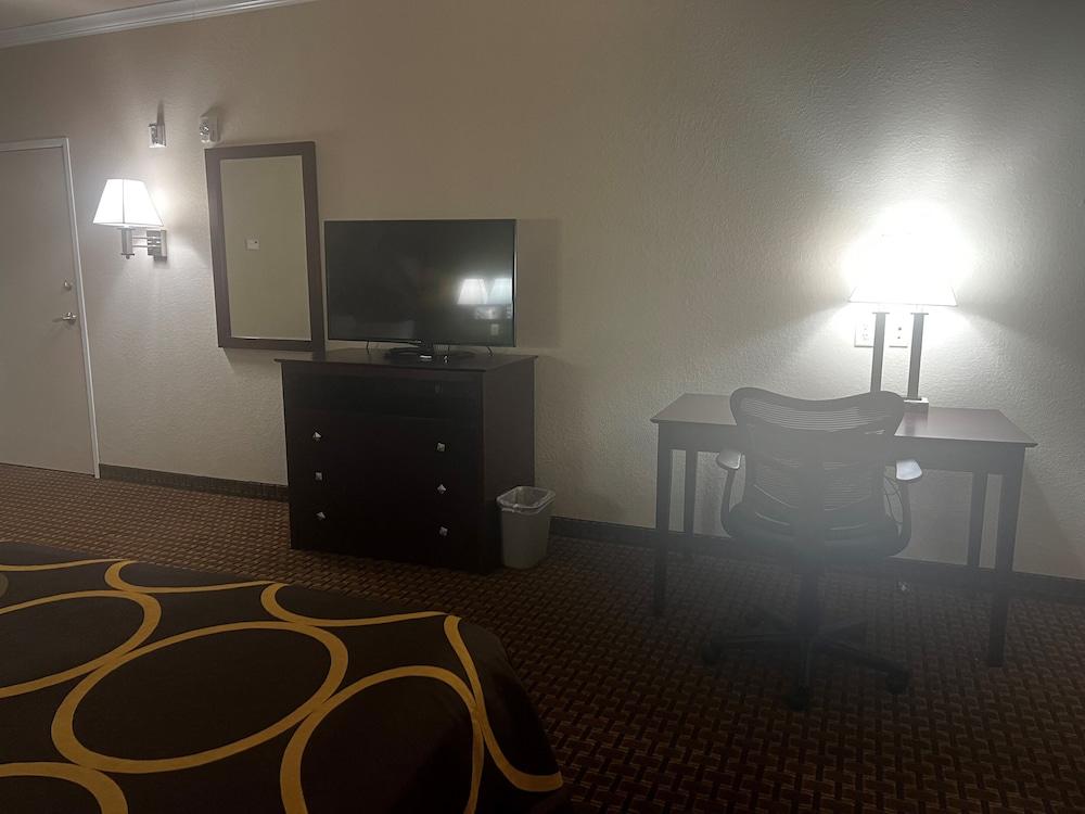 Super 8 by Wyndham IAH West/Greenspoint photo 12